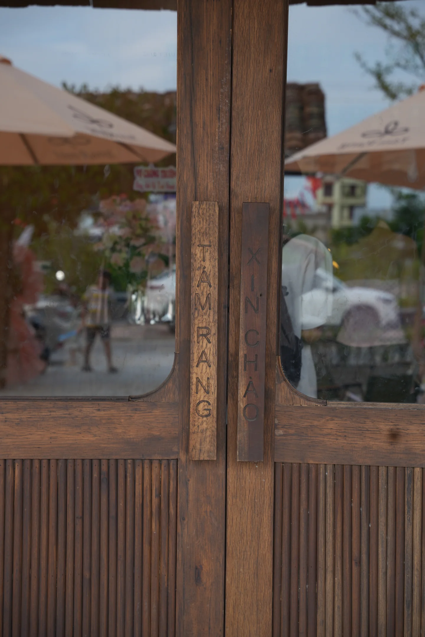Qua khung cửa, thấy sân vườn