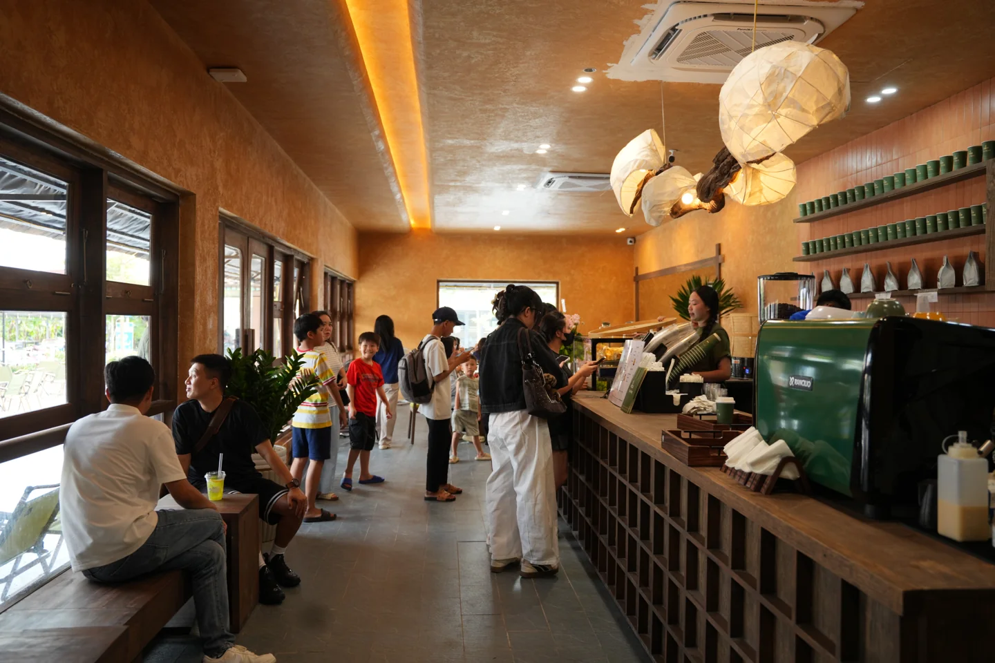 Khách trò chuyện và gặp gỡ trong không gian Tám Rang